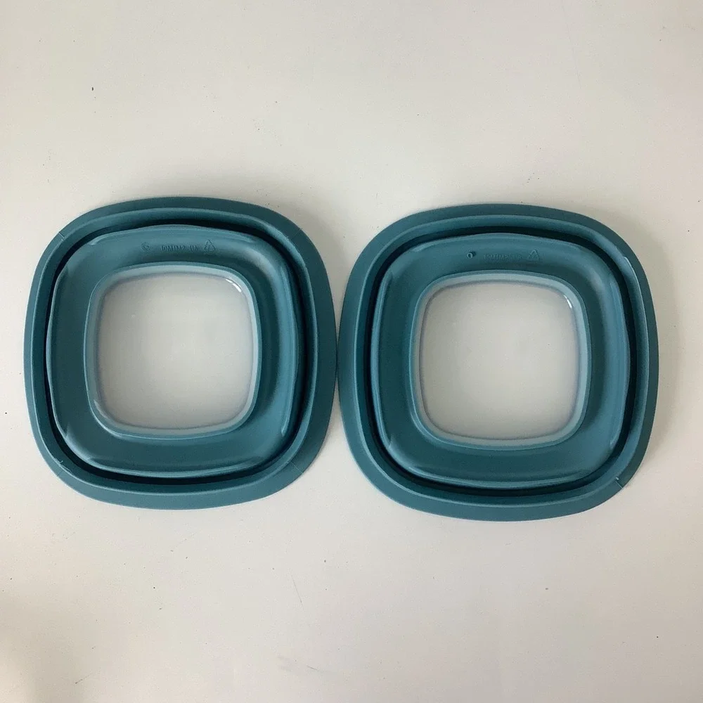 2 Rubbermaid Premier Square Food Storage Container 1.25 cups 7J5635 w/ Blue‎ Lid